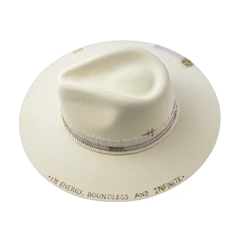 chapeu-fedora-hemera-suede-branco-aba-reta-luxo-yara-atelier(15)