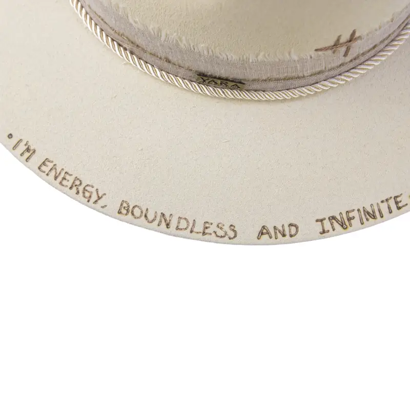 chapeu-fedora-hemera-suede-branco-aba-reta-luxo-yara-atelier(3)