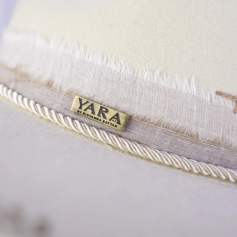 chapeu-fedora-hemera-suede-branco-aba-reta-luxo-yara-atelier(6)