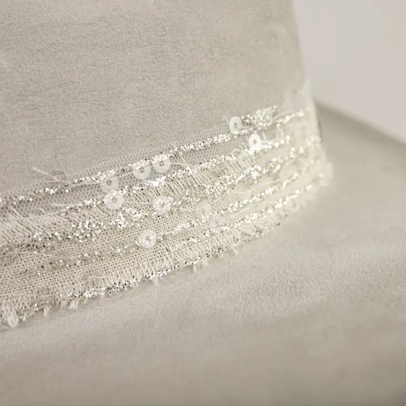 chapeu-fedora-senna-suede-cinza-luxo-brilho-yara-atelier