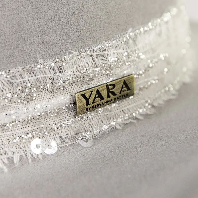 chapeu-fedora-senna-suede-cinza-luxo-brilho-yara-atelier(11)