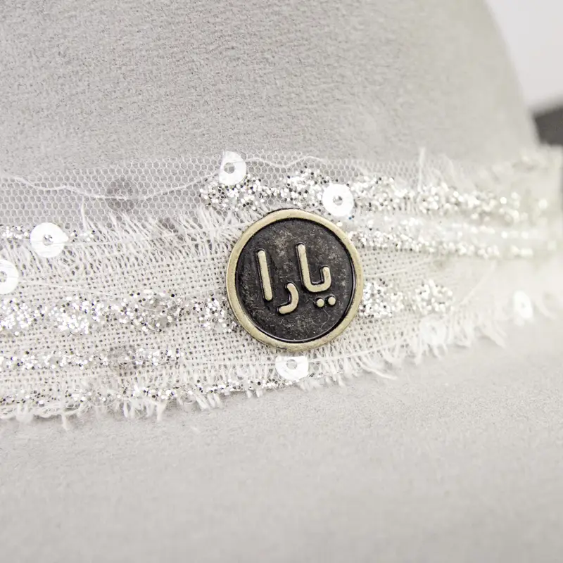 chapeu-fedora-senna-suede-cinza-luxo-brilho-yara-atelier(12)