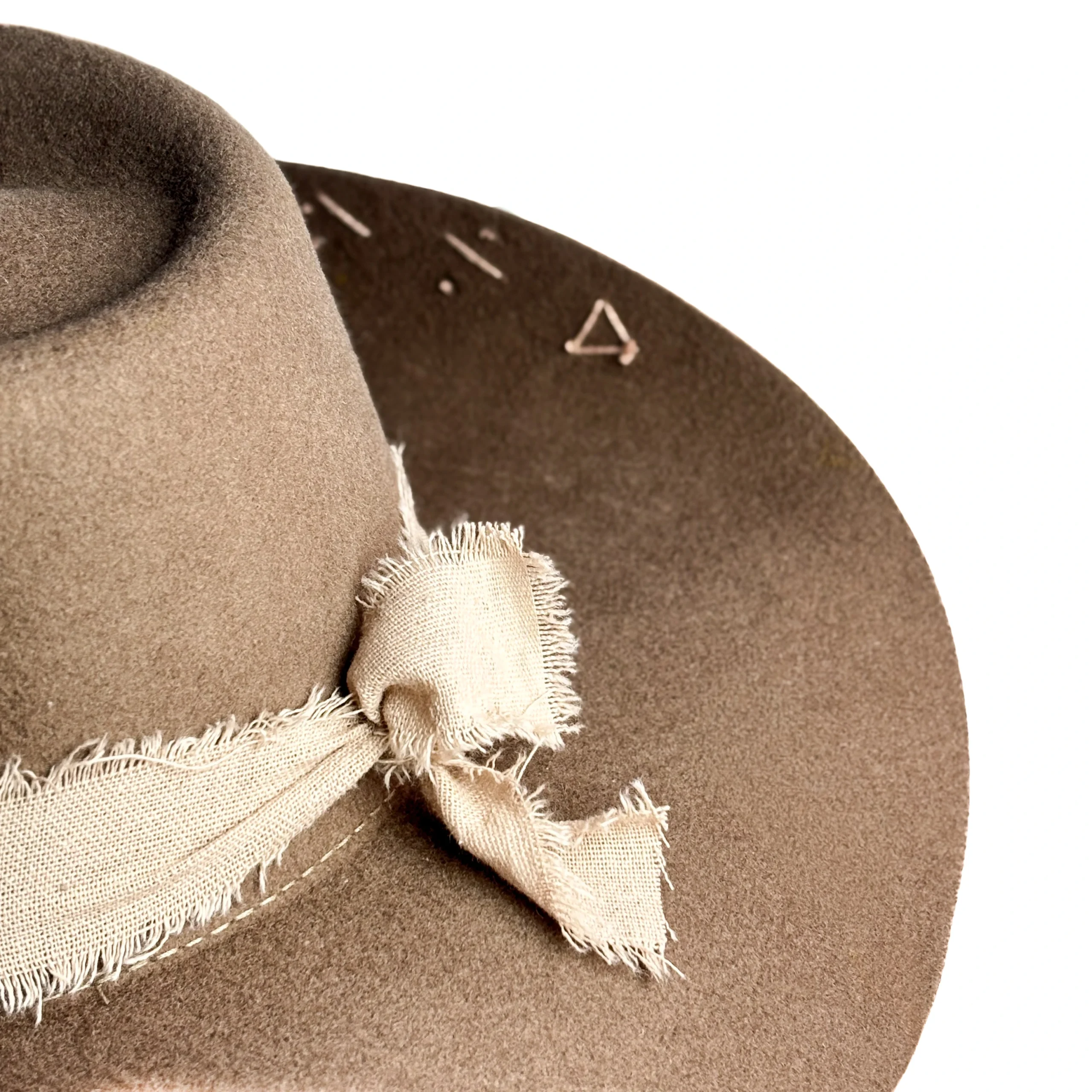 chapeu-fedora-la-caqui-cosmos-turquesa-yara-atelier-14