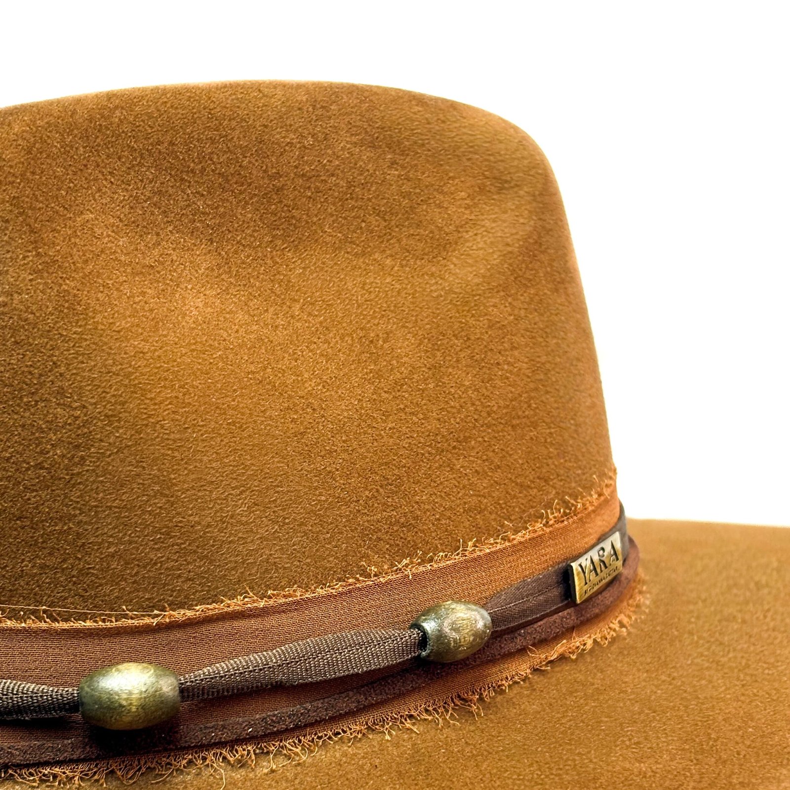chapeu-fedora-suede-marrom-contas-yara-atelier-4